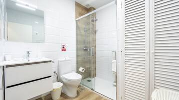 Douche, sĂšche-cheveux, serviettes fournies