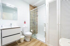 Douche, sèche-cheveux, serviettes fournies