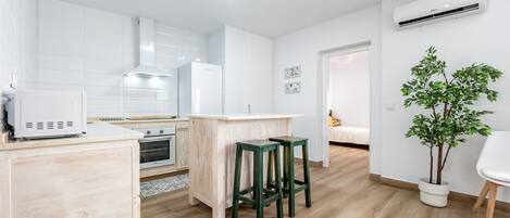 Een koelkast, een microgolfoven, een oven, een kookplaat