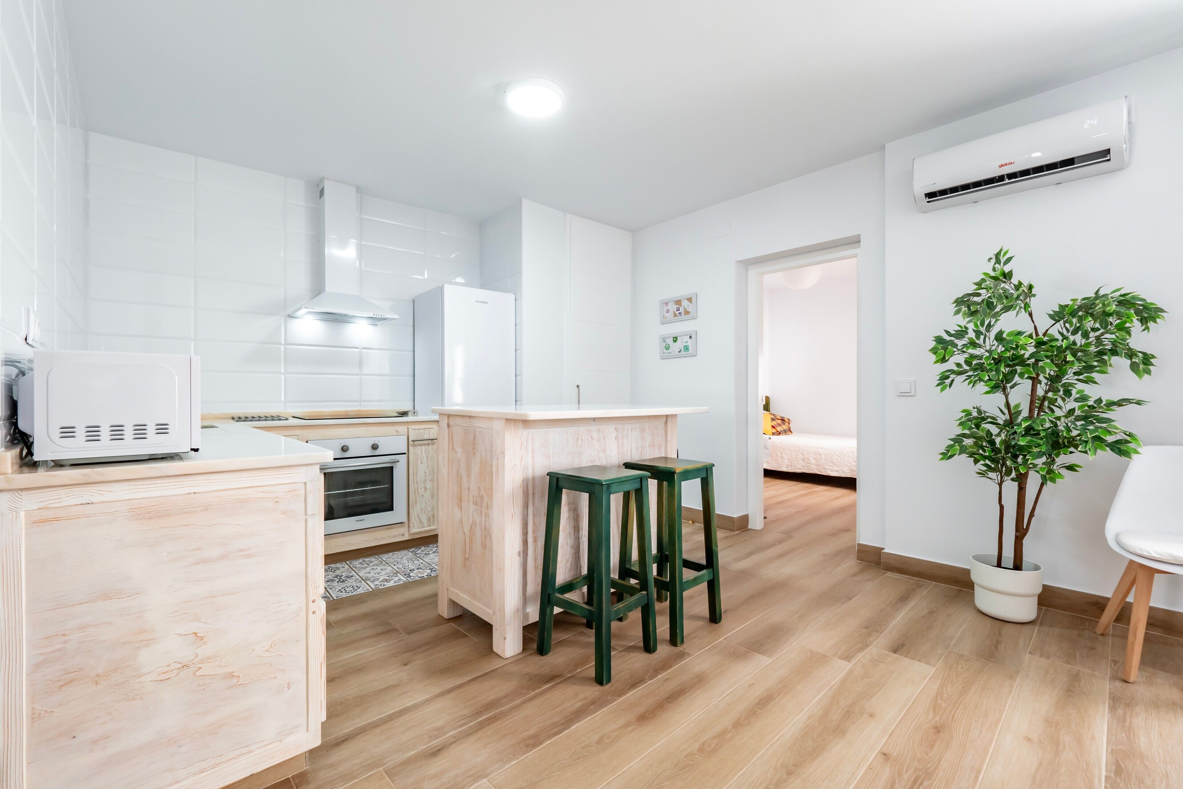 Kylskåp, mikrovågsugn, ugn och spishäll