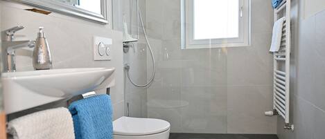 Badewanne, Haartrockner, Handtücher, Seife
