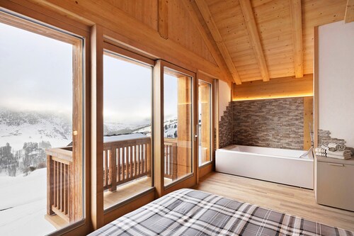 Chalet 'Plaz' with Mountain Views, Private Garden and Wi-Fi