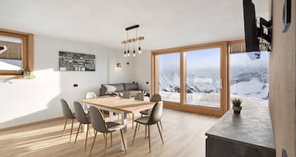 Chalet 'Plaz' with Mountain Views, Private Garden and Wi-Fi