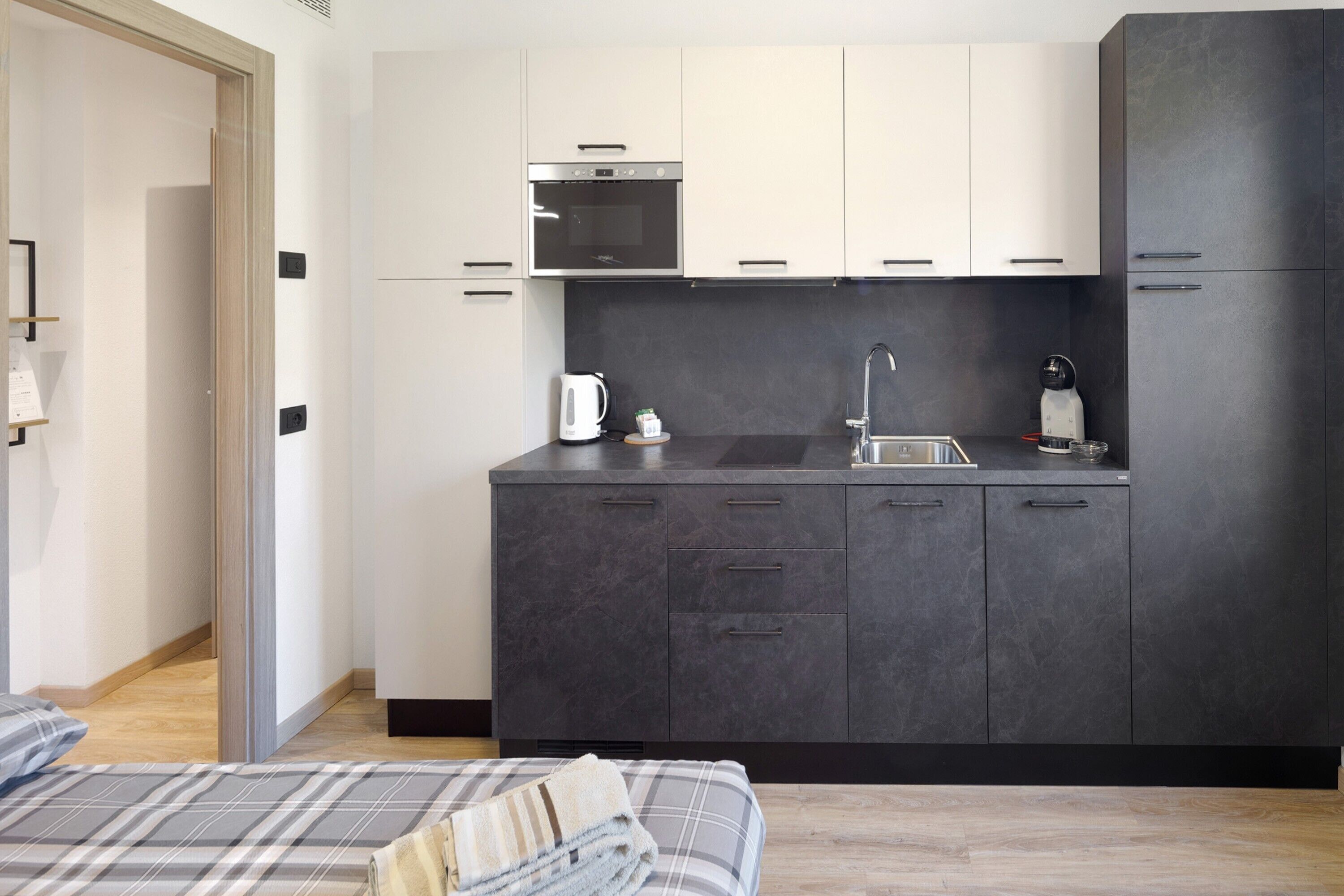 Frigorifero, microonde, piano cottura, lavastoviglie