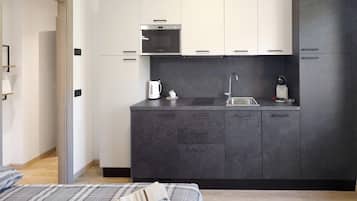 Frigorifero, microonde, piano cottura, lavastoviglie