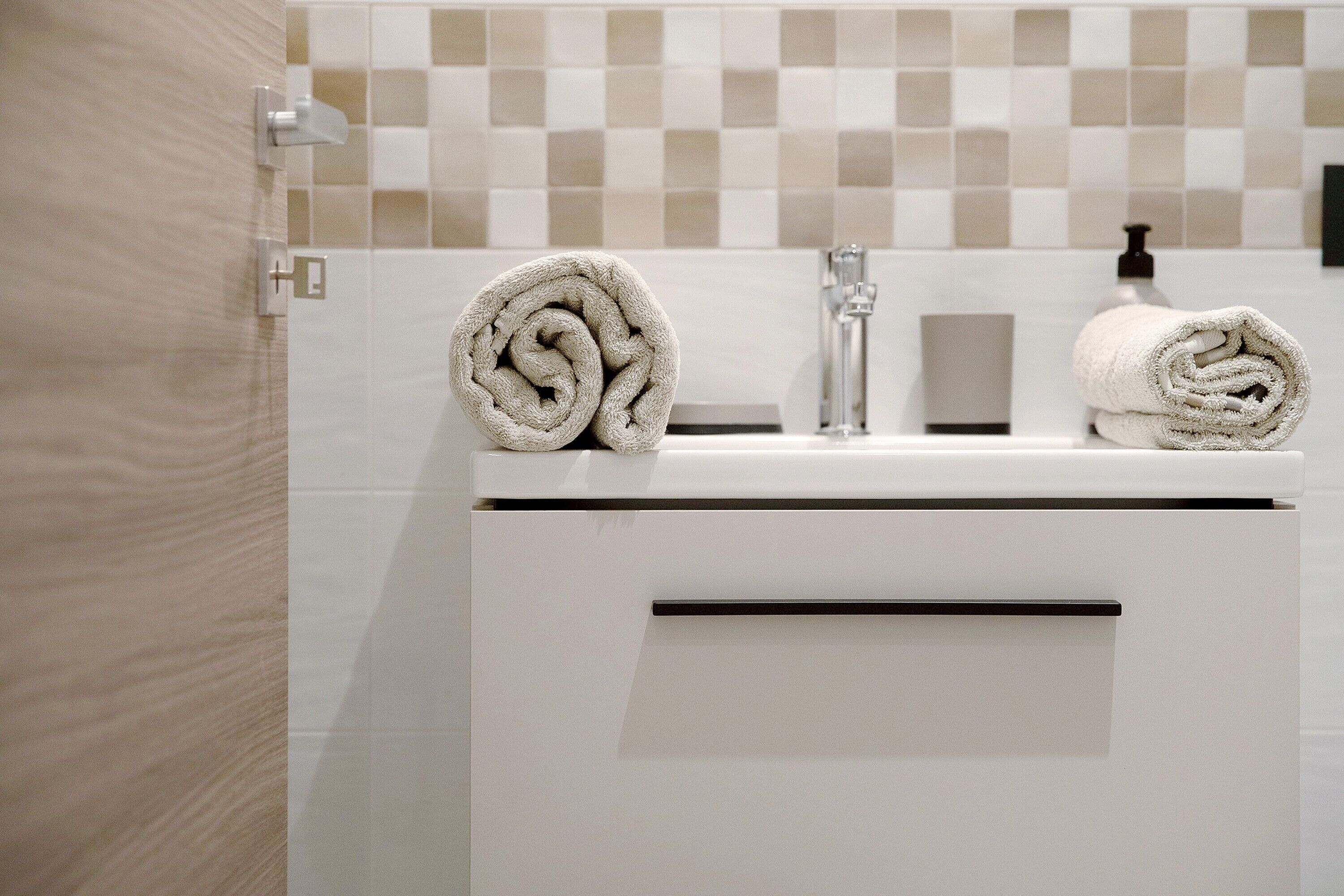 Dusj, hårføner og håndklær