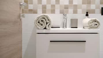 Dusj, hårføner og håndklær