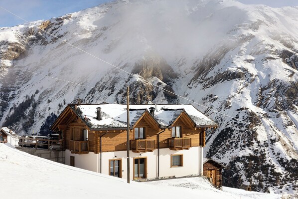 Exterior - Apartment 'Gino' with Mountain View, Private Garden and Wi-Fi (Livigno)