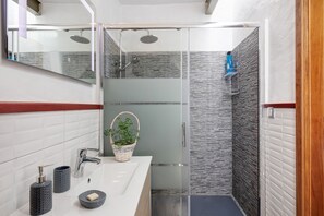 Dusche, Haartrockner, Handtücher