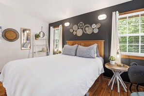 1 bedroom, desk, free WiFi, bed sheets - Steps to Terrace Beach - Cozy Pet-Friendly Loft ⎮ Blue Heron (Ucluelet)