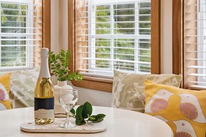 Dining - Steps to Terrace Beach - Cozy Pet-Friendly Loft ⎮ Blue Heron (Ucluelet)