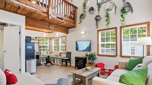 Smart TV, fireplace - Steps to Terrace Beach - Cozy Pet-Friendly Loft ⎮ Blue Heron (Ucluelet)