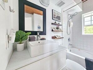 Ensemble douche/baignoire, baignoire Ă jets, sĂšche-cheveux