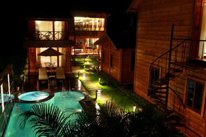 Outdoor pool, pool umbrellas - Wooden ECR Sea Resort (Marakkanam)