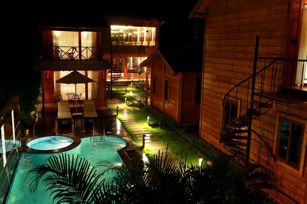 Outdoor pool, pool umbrellas - Wooden ECR Sea Resort (Marakkanam)