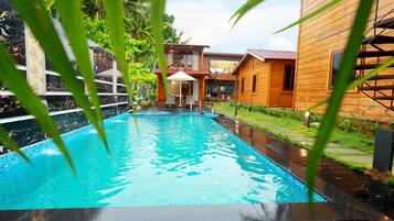 Kolam renang outdoor, dengan payung kolam renang