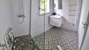 A bathroom with a shower, a sink, and a window. - Charming renovated T2 Nogent-sur-Marne: Mobility lease (Nogent-sur-Marne)