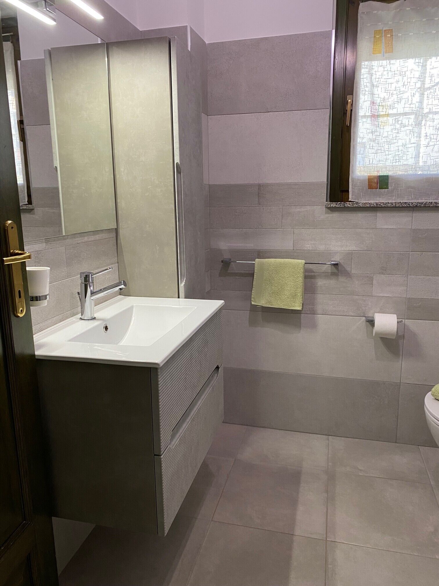 Bathtub, hair dryer, towels
