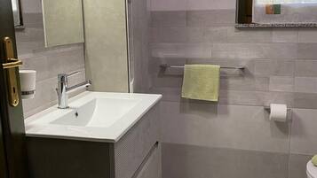 Bathtub, hair dryer, towels