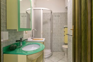 Baignoire, sĂšche-cheveux, serviettes fournies