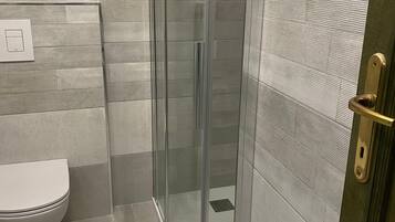Badewanne, Haartrockner, Handtücher