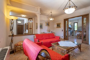 Televisión y chimenea