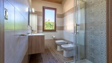 Badewanne, Haartrockner, Handtücher