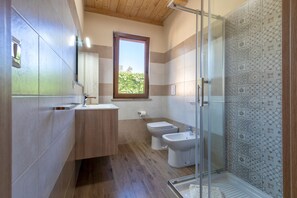 Bañera, secador de pelo, toallas