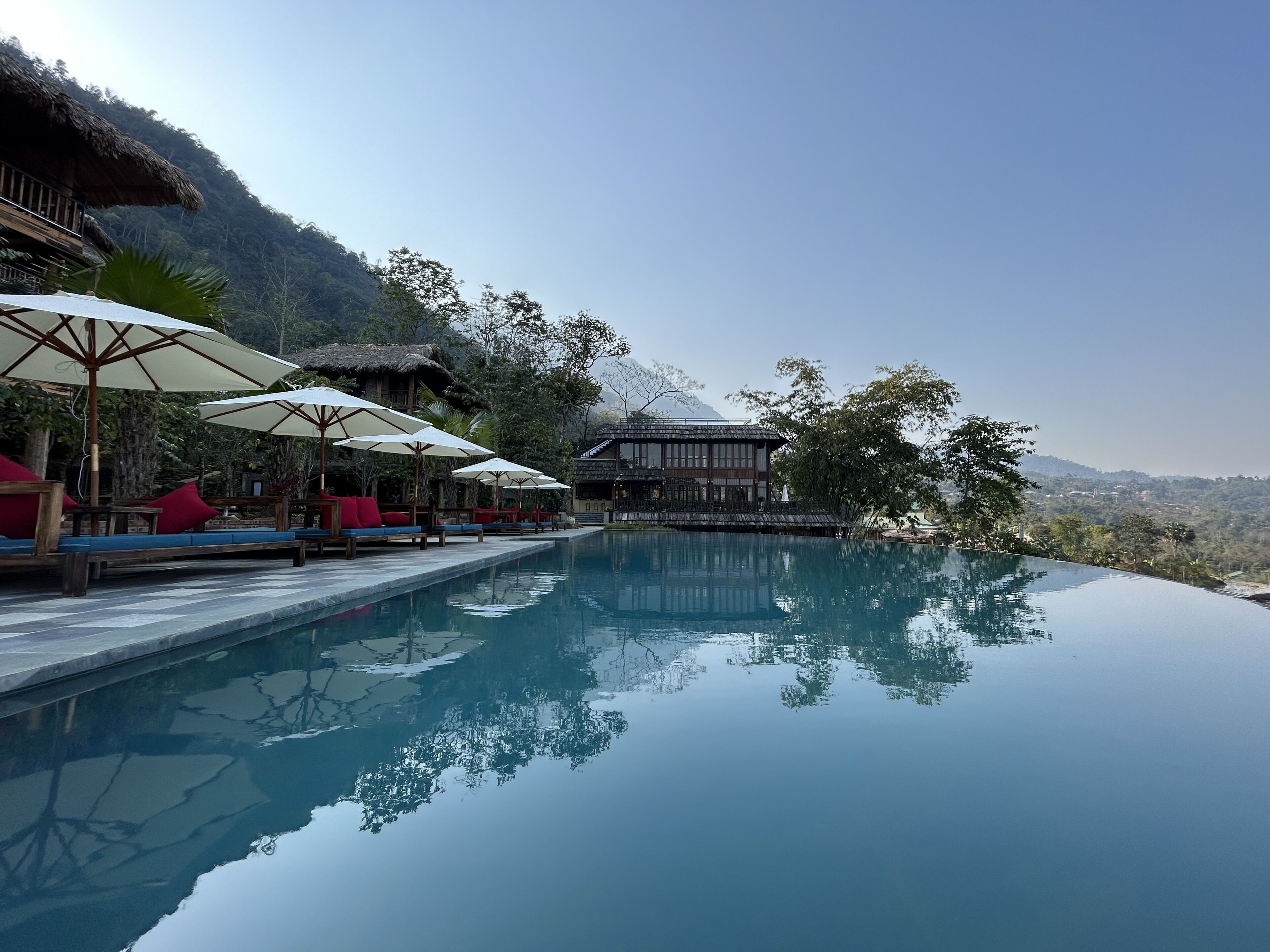Piscine extérieure, parasols de plage, chaises longues