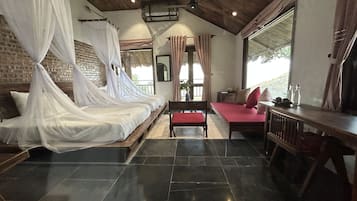 Superior-Zimmer, Badewanne, Hanglage