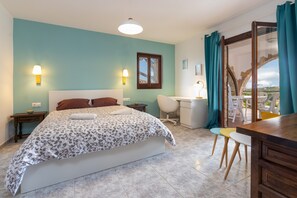 4 bedrooms, free WiFi, bed sheets - "Villa Amistad" with Mountain View, Private Pool & Wi-Fi (El Vilar d'Aro)