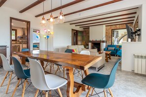 Dining - "Villa Amistad" with Mountain View, Private Pool & Wi-Fi (El Vilar d'Aro)