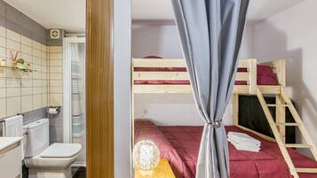 1 chambre, fer et planche Ă repasser, Wi-Fi gratuit, draps fournis