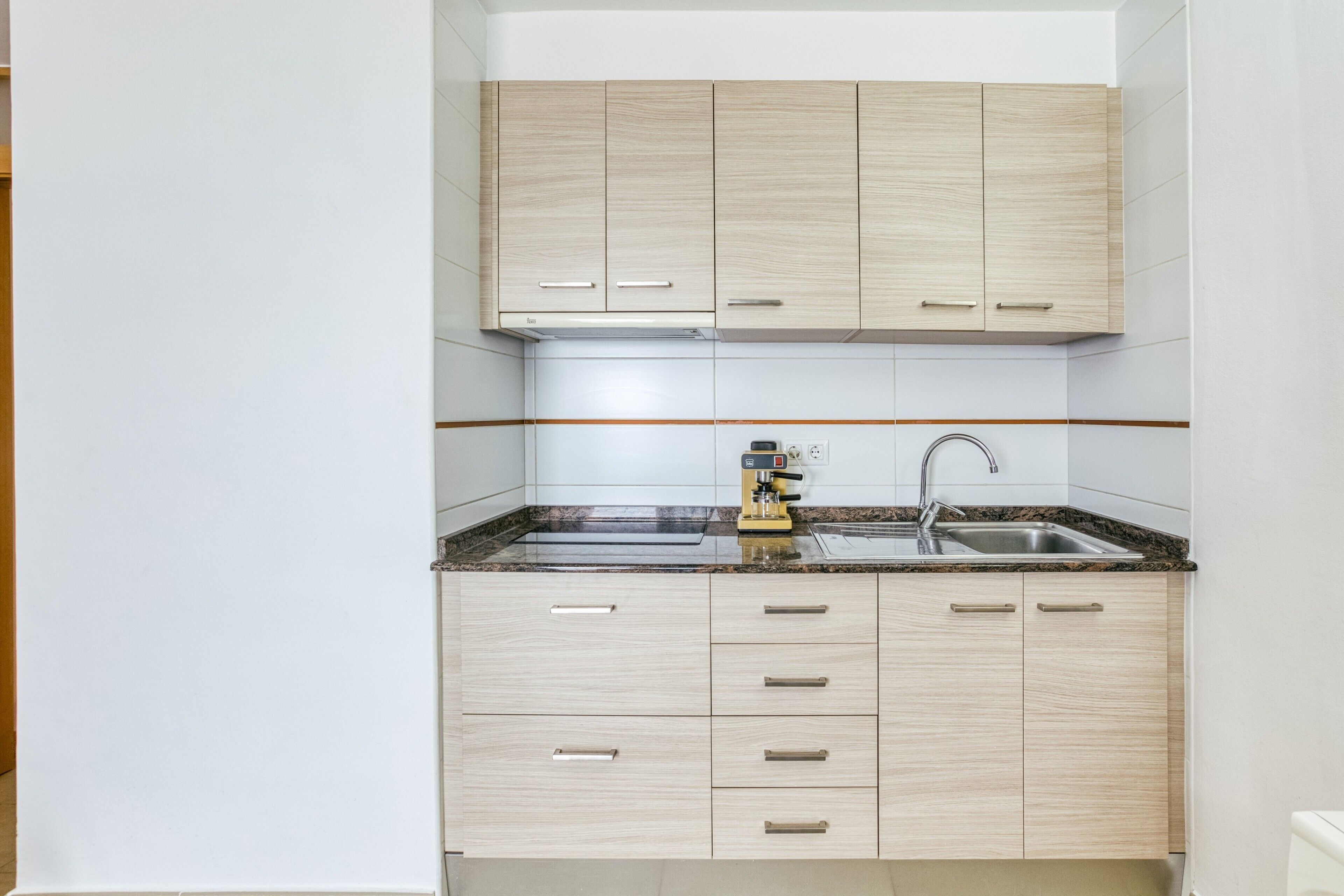 Kühlschrank, Mikrowelle, Herdplatte, Wasserkocher mit Kaffee-/Teezubehör