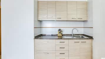 Kühlschrank, Mikrowelle, Herdplatte, Wasserkocher mit Kaffee-/Teezubehör