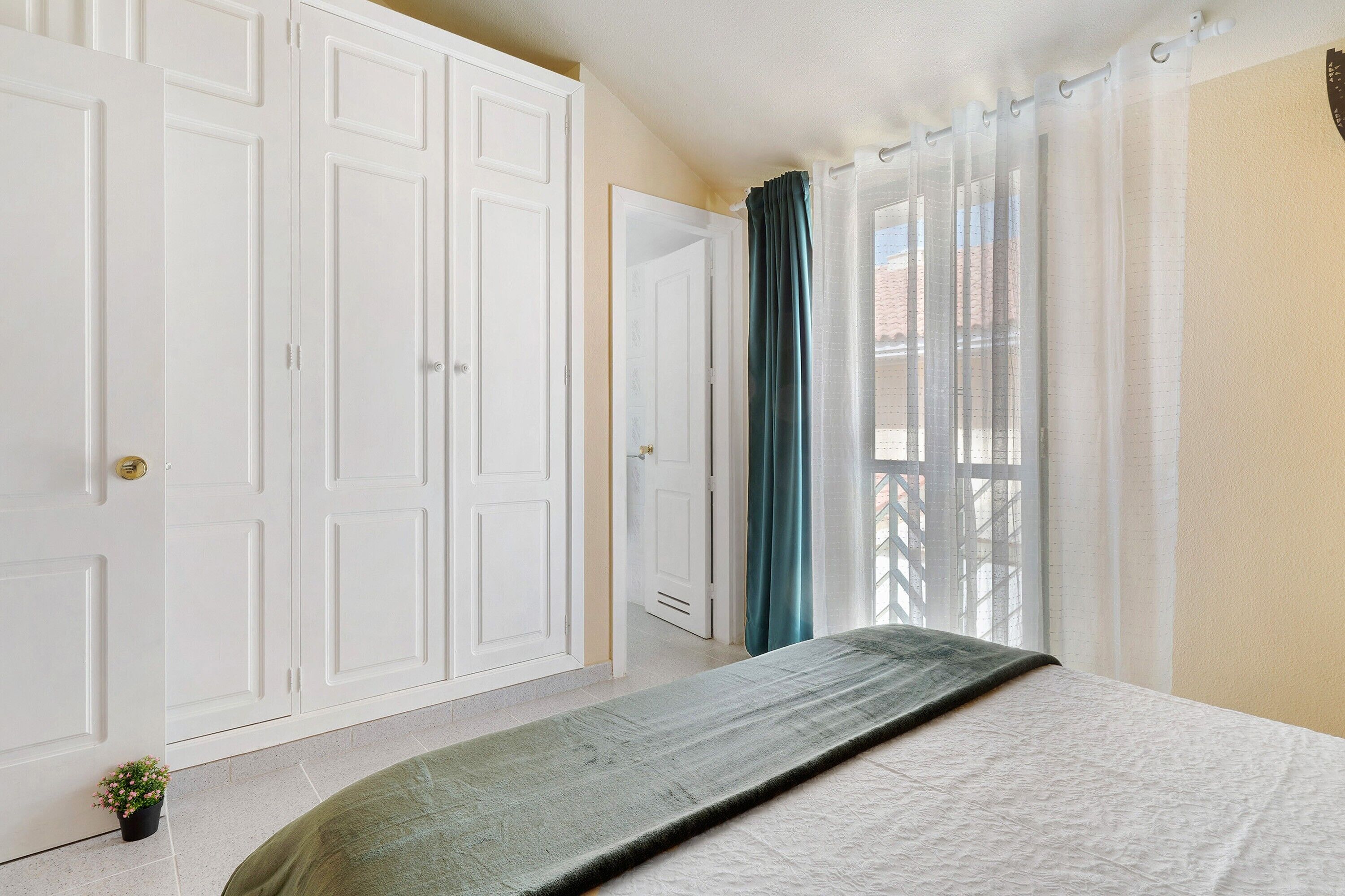 3 slaapkamers, een strijkplank/strijkijzer, gratis wifi, beddengoed