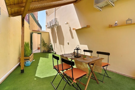 Outdoor dining. House in Maspalomas 'Colina Verde' with Private Terrace, barbecue, Wi-Fi and Air Conditioning