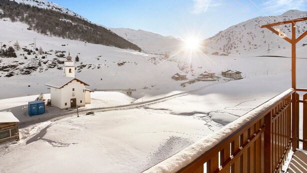 A snow-covered mountain landscape with a small building, a wooden fence, and a clear sky. - Apartment 'Presot' with Mountain View, Shared Garden & Wi-Fi (Livigno)