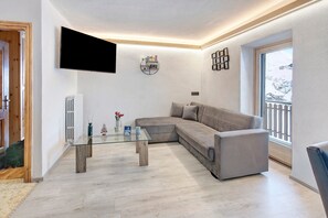 Una televisión, servicios de streaming