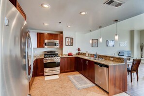 Refrigerador, microondas, horno y parrilla de estufa 