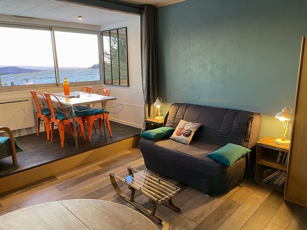 TV, ping pong, books