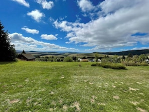 Property grounds - Comfort and south-facing views for 5 people Easy, free parking (Besse-et-Saint-Anastaise)
