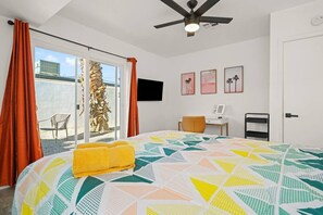 3 habitaciones, escritorio y tabla de planchar con plancha