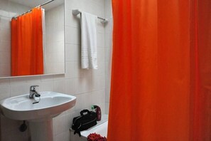 Regadera, secadora de cabello, toallas, papel de baño 