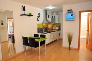 Réfrigérateur, four à micro-ondes, surface de cuisson, lave-vaisselle