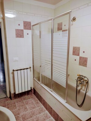 Combinazione doccia/vasca, bidet, asciugamani, carta igienica