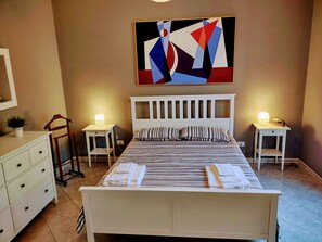 1 slaapkamer, een strijkplank/strijkijzer, wifi, beddengoed