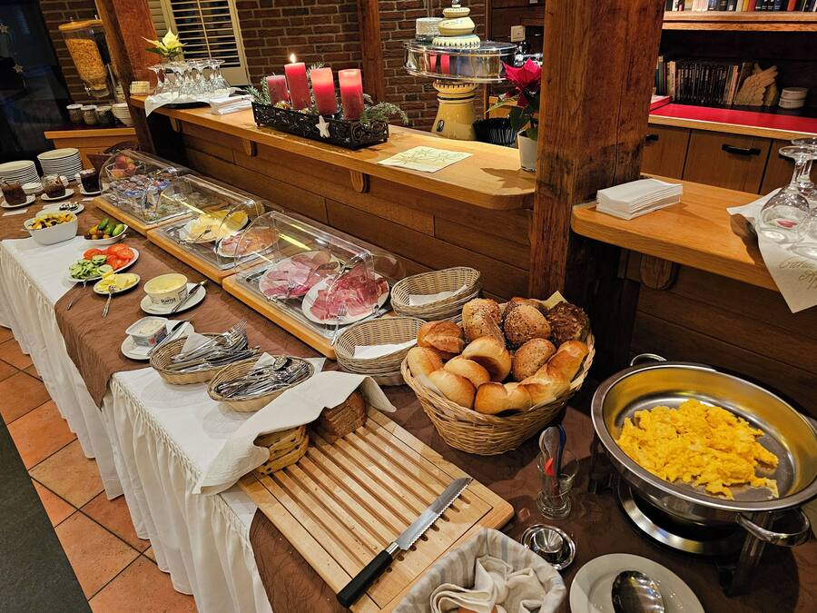 Desayuno buffet diario (EUR 12 por persona)