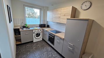 Appartement | Privékeuken | Een kinderstoel, eettafels