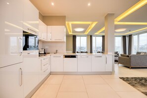 全景頂樓客房 | 私人廚房 | 小冰箱、微波爐、爐台、鍋具/餐盤/廚房用品